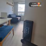 Vista de una habitación luminosa con decoración de letras formando las palabras 'Familia' y 'Vida', junto a una ventana amplia con luz natural. Logotipo de Superhost de Airbnb en la esquina superior derecha.