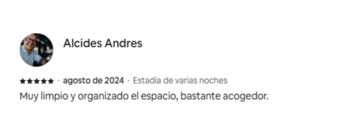 Reseña de Alcides con una calificación de 5 estrellas, destacando la limpieza, organización y comodidad del espacio.