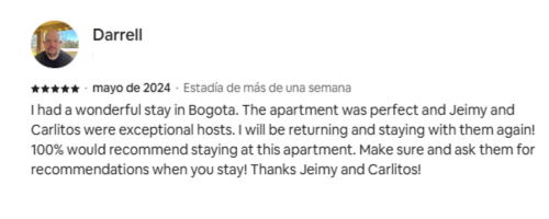 Reseña de Darrell con una calificación de 5 estrellas, destacando la atención excepcional de Jeimy y Carlitos, la perfección del apartamento y la disposición de regresar.
