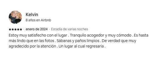 Reseña de Kelvin con 5 estrellas, señalando que el lugar es acogedor, más bonito que en las fotos, con sábanas limpias y excelente atención.
