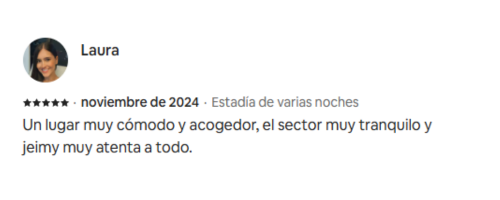 Reseña de Laura con una calificación de 5 estrellas, mencionando un lugar cómodo, sector tranquilo y la atención atenta de Jeimy.