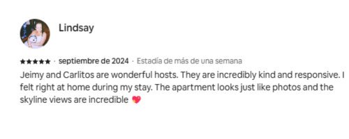Reseña de Lindsay con una calificación de 5 estrellas, resaltando la amabilidad de los anfitriones y las vistas increíbles del apartamento.