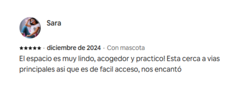Reseña de Sara con una calificación de 5 estrellas, destacando un espacio lindo, acogedor y práctico, cerca de vías principales.