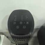Panel de control digital de un ventilador de torre con diversas opciones de velocidad y temporizador.