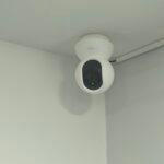 Cámara de seguridad inteligente Tapo montada en el techo para vigilancia y control remoto del apartamento.