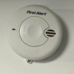 Detector de humo First Alert instalado en el apartamento para mayor seguridad.