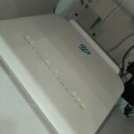 Router de fibra óptica ETB con conexión de alta velocidad en el apartamento.