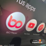 Pantalla de Smart TV con aplicaciones de entretenimiento como IPTV-IBO Player, YouTube y YouTube Music.